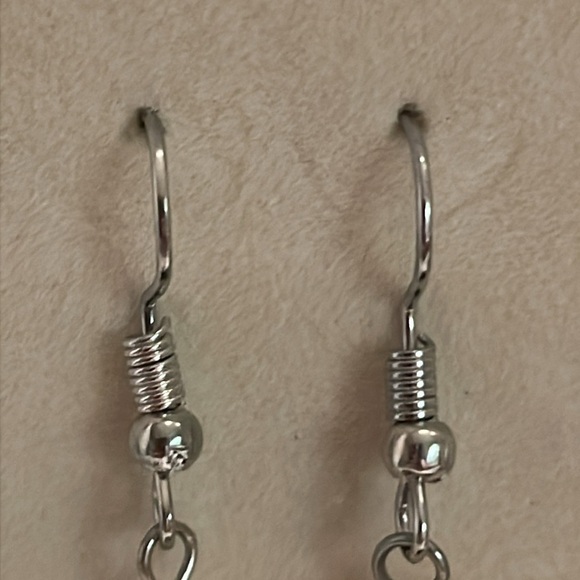 NWOT 1.25” hypoallergenic silver tone & pink lucite cube dangle drop earrings - Picture 8 of 12